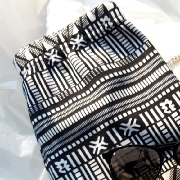 DESIGNER LEGGINGS - Picture 3 of 4